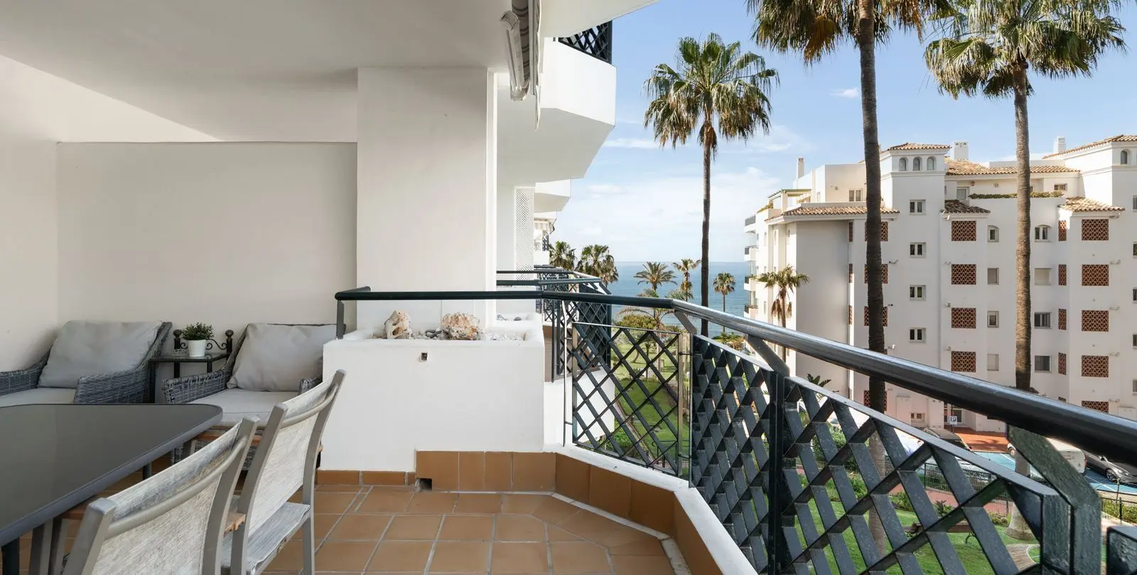 Venta de apartamento en planta media en Calahonda 19