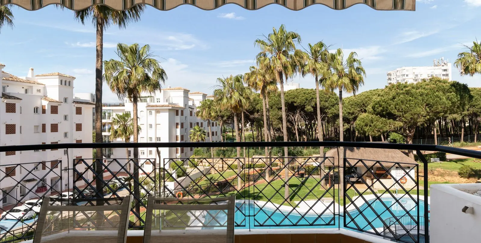 Venta de apartamento en planta media en Calahonda 20