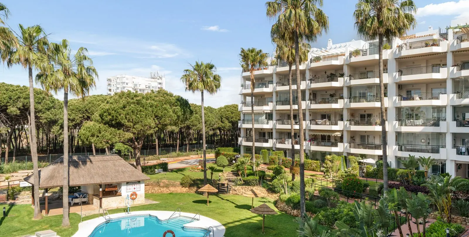 Venta de apartamento en planta media en Calahonda 22