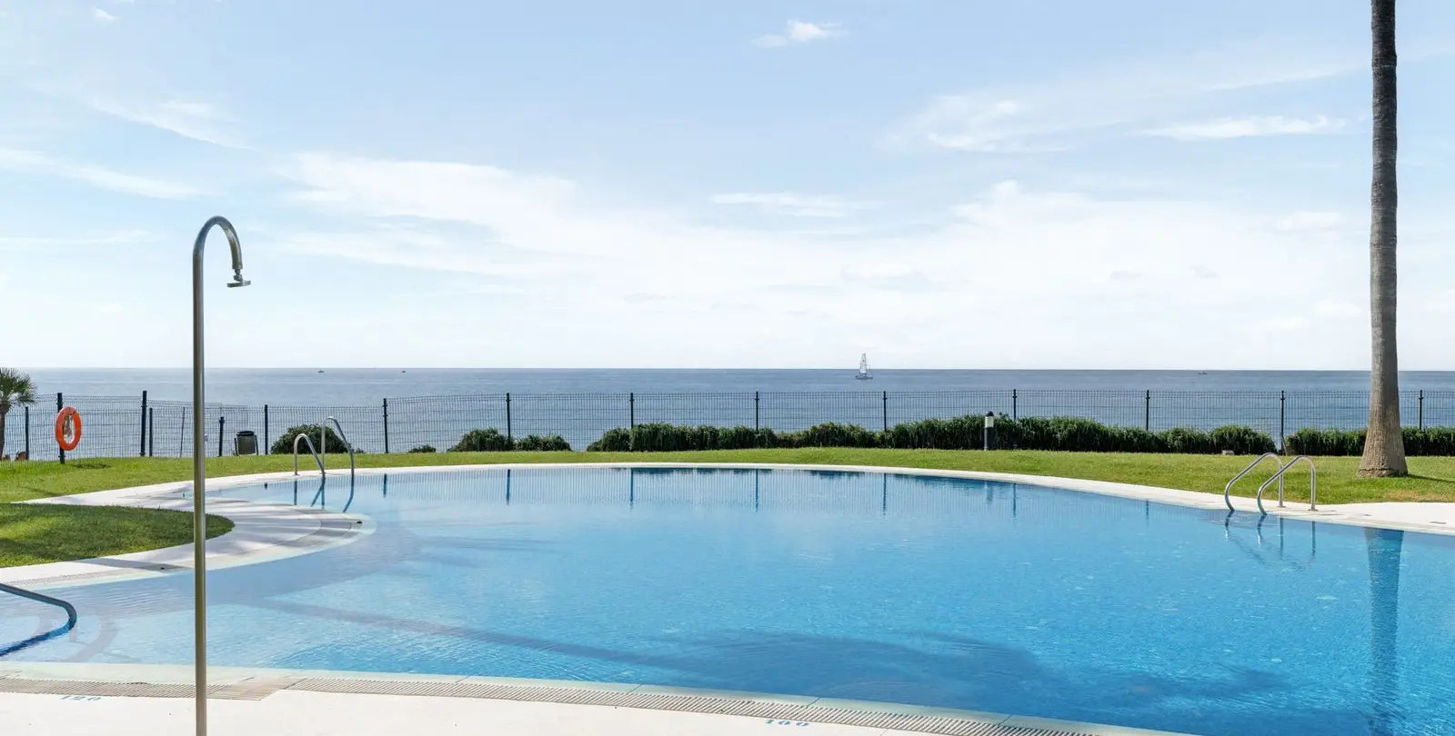 Venta de apartamento en planta media en Calahonda 23