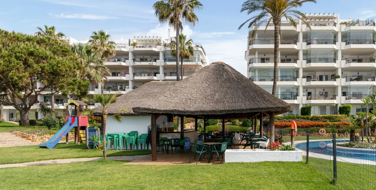 Venta de apartamento en planta media en Calahonda 24