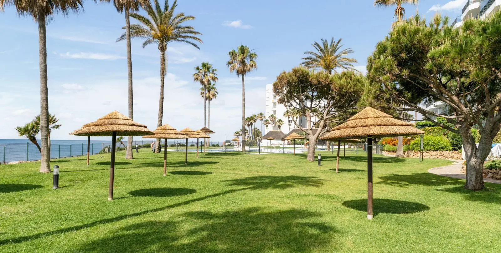 Venta de apartamento en planta media en Calahonda 26