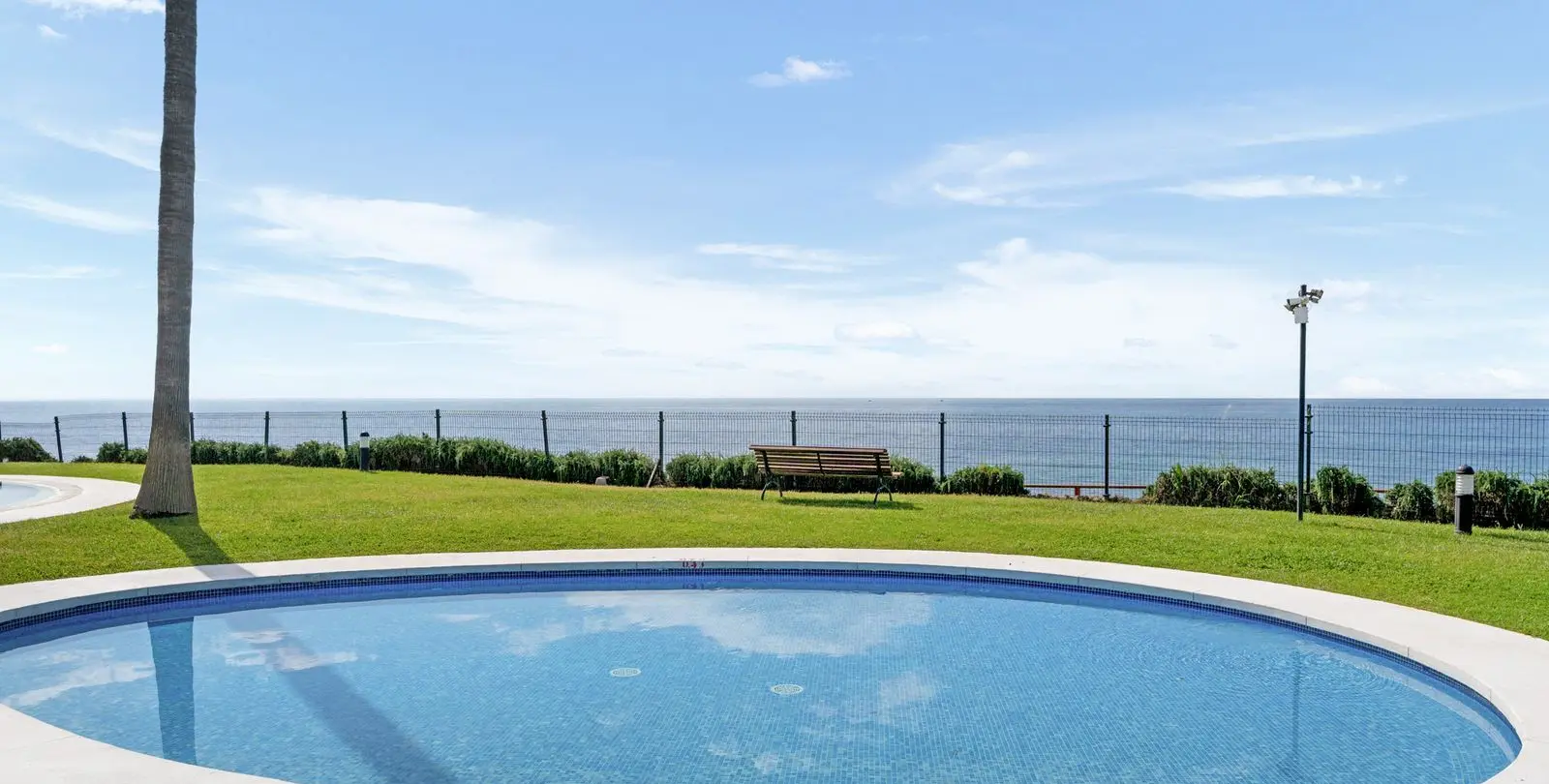 Venta de apartamento en planta media en Calahonda 27