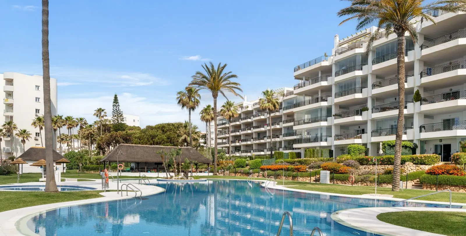 Venta de apartamento en planta media en Calahonda 28