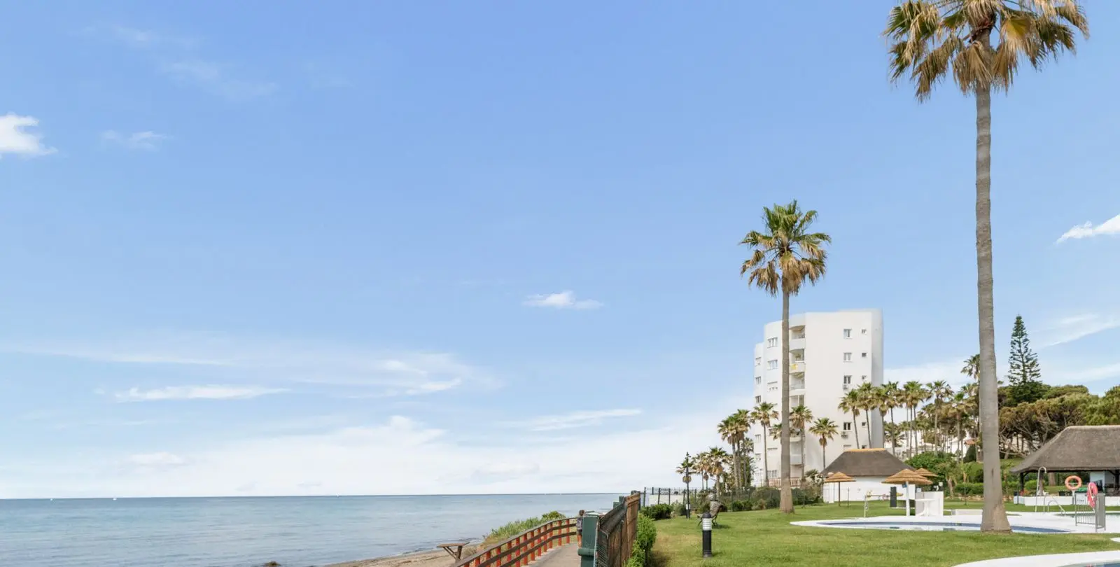 Venta de apartamento en planta media en Calahonda 30