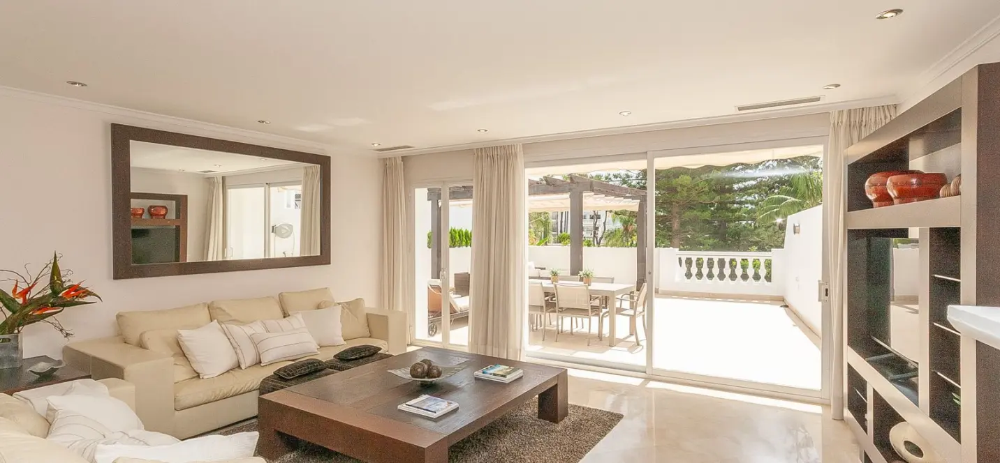 Venta de apartamento en planta media en Elviria 2
