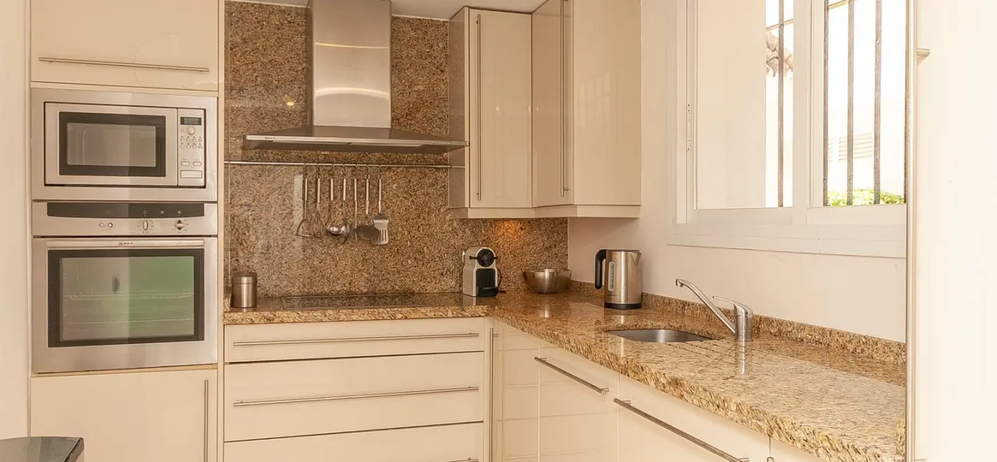 Venta de apartamento en planta media en Elviria 3