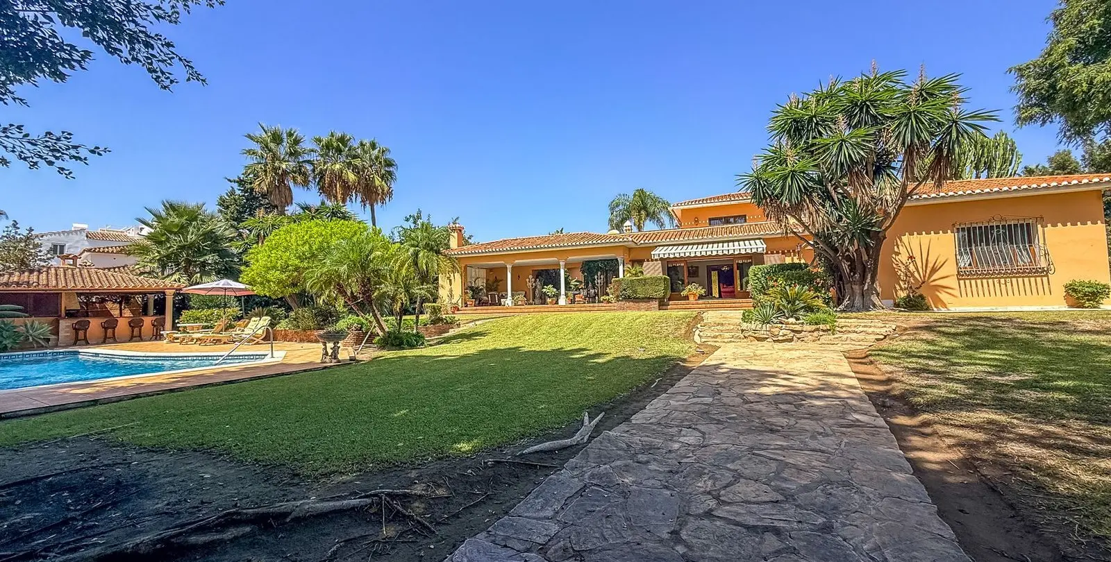 Venta de villa independiente en El Paraiso 2