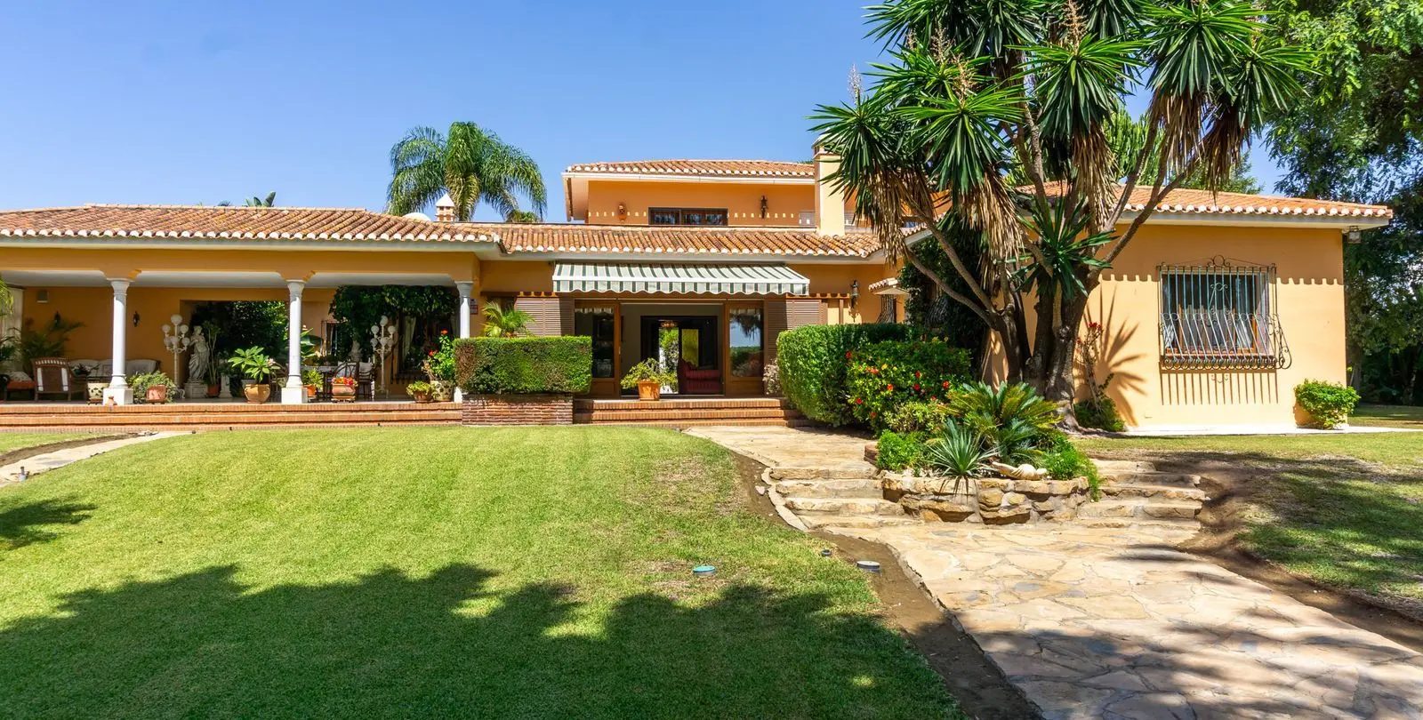 Venta de villa independiente en El Paraiso 3