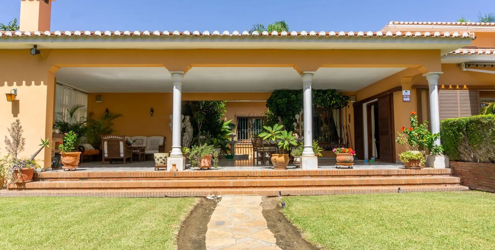 Venta de villa independiente en El Paraiso 5