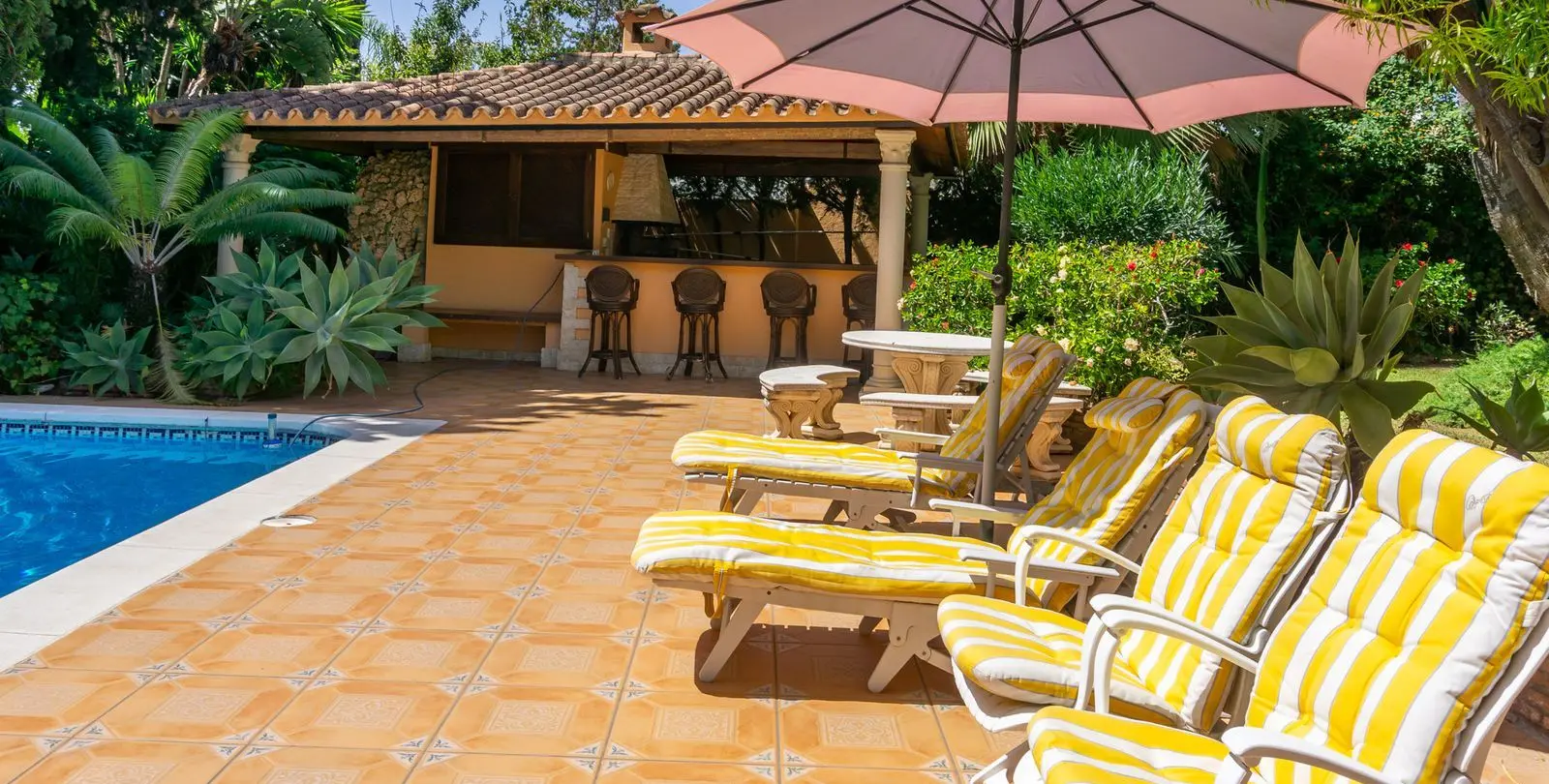 Venta de villa independiente en El Paraiso 6