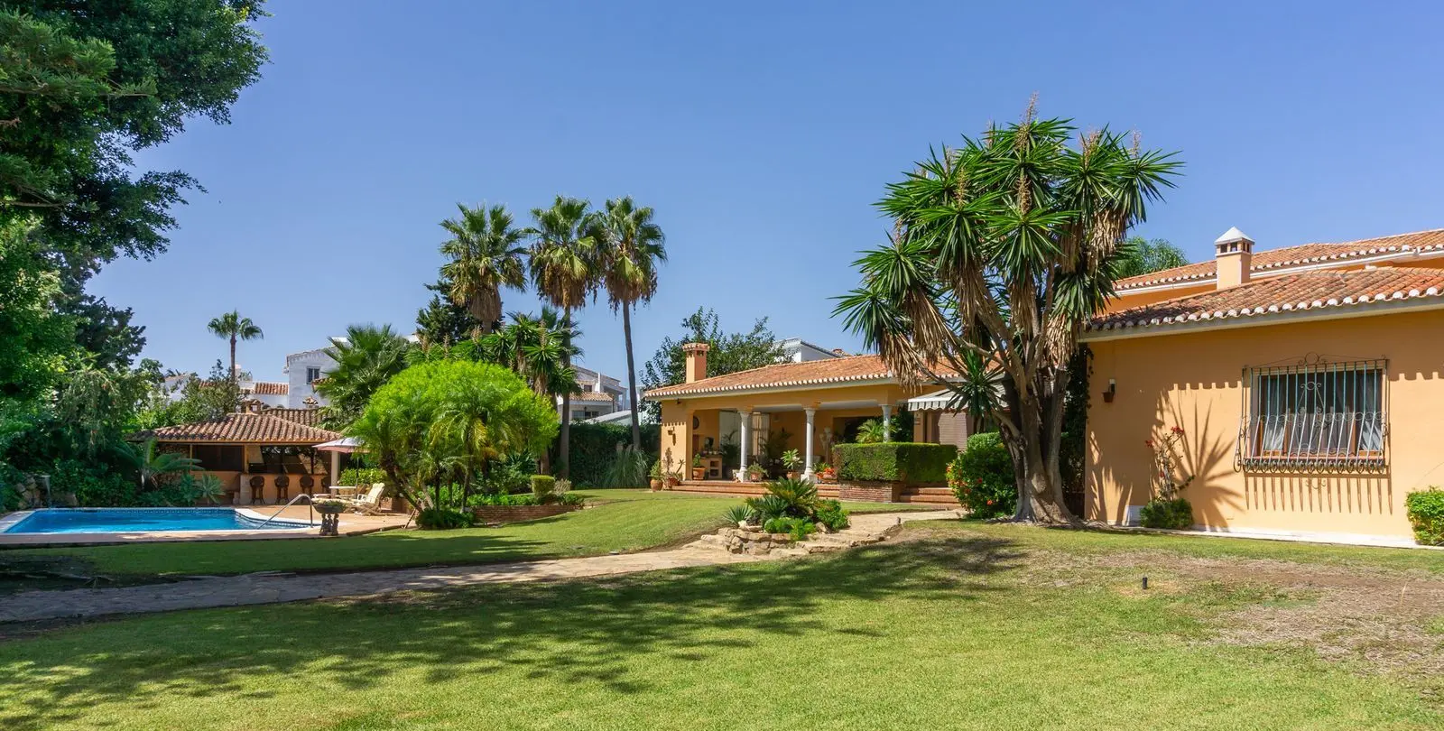 Venta de villa independiente en El Paraiso 7