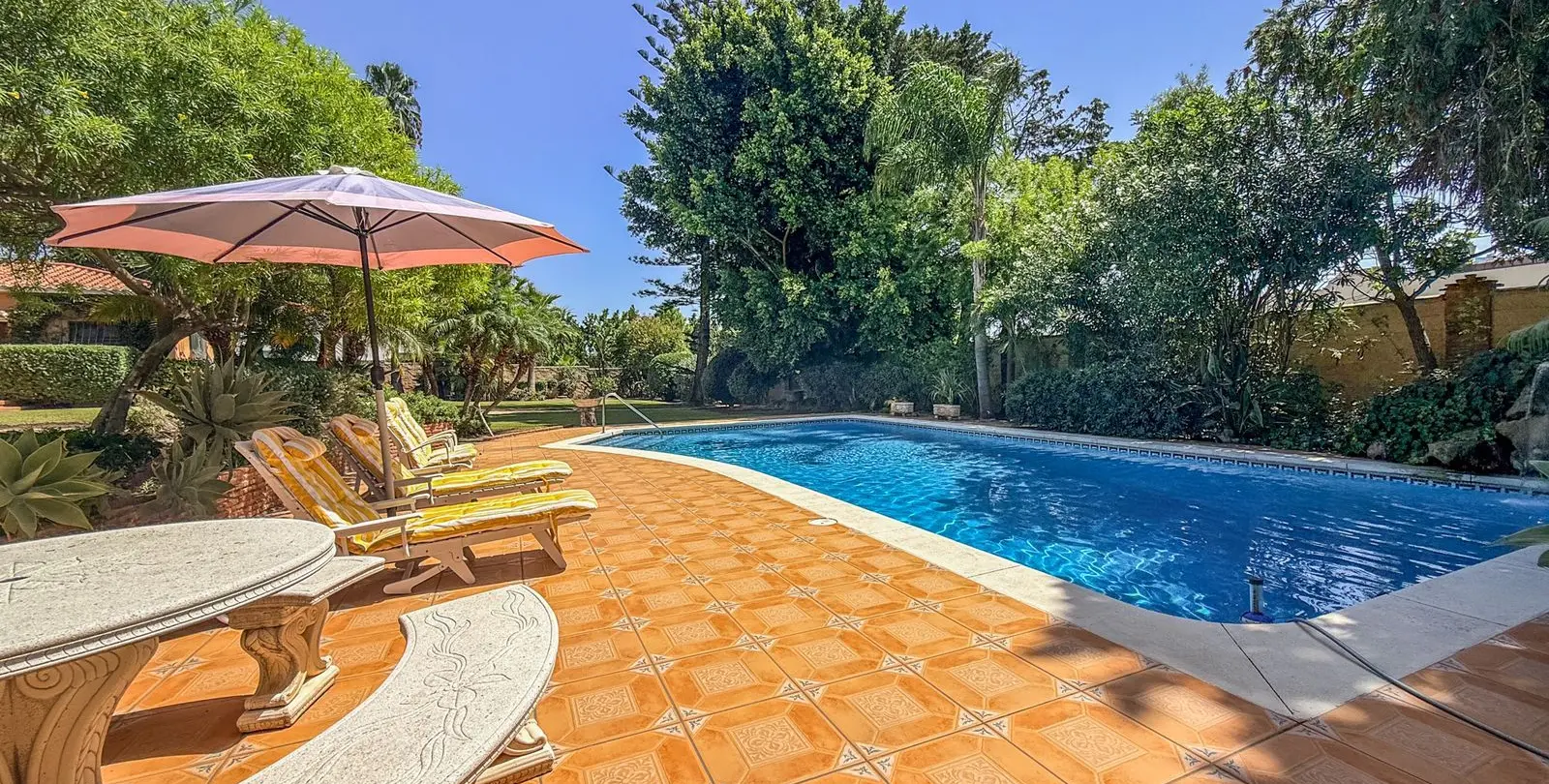 Venta de villa independiente en El Paraiso 9