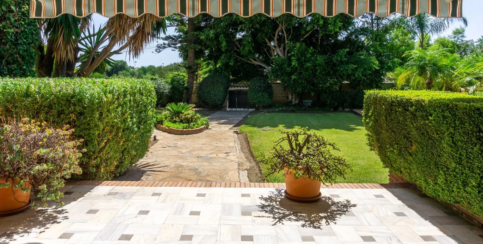 Venta de villa independiente en El Paraiso 12
