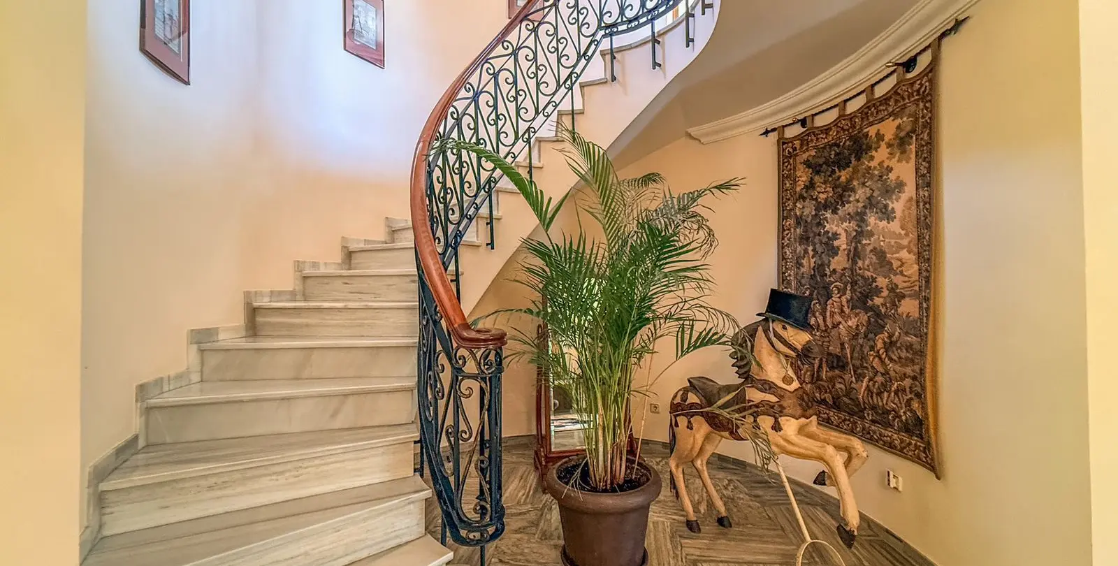 Venta de villa independiente en El Paraiso 17