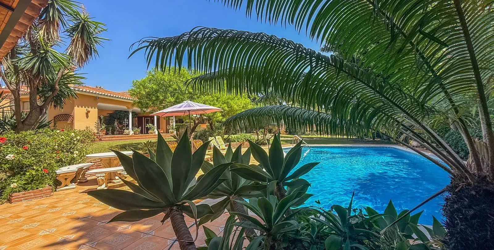 Venta de villa independiente en El Paraiso 39
