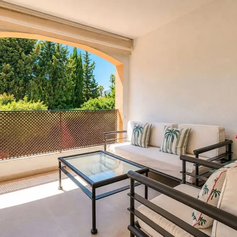 Alquiler a largo plazo de apartamento en planta media en Nueva Andalucía