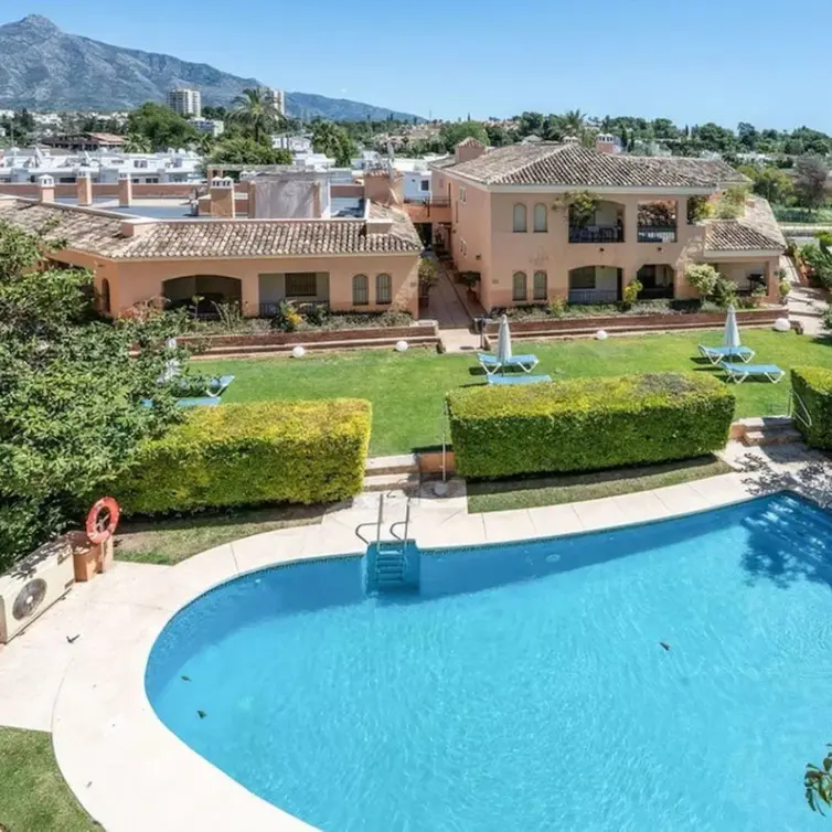 Alquiler a largo plazo de apartamento en planta media en Nueva Andalucía