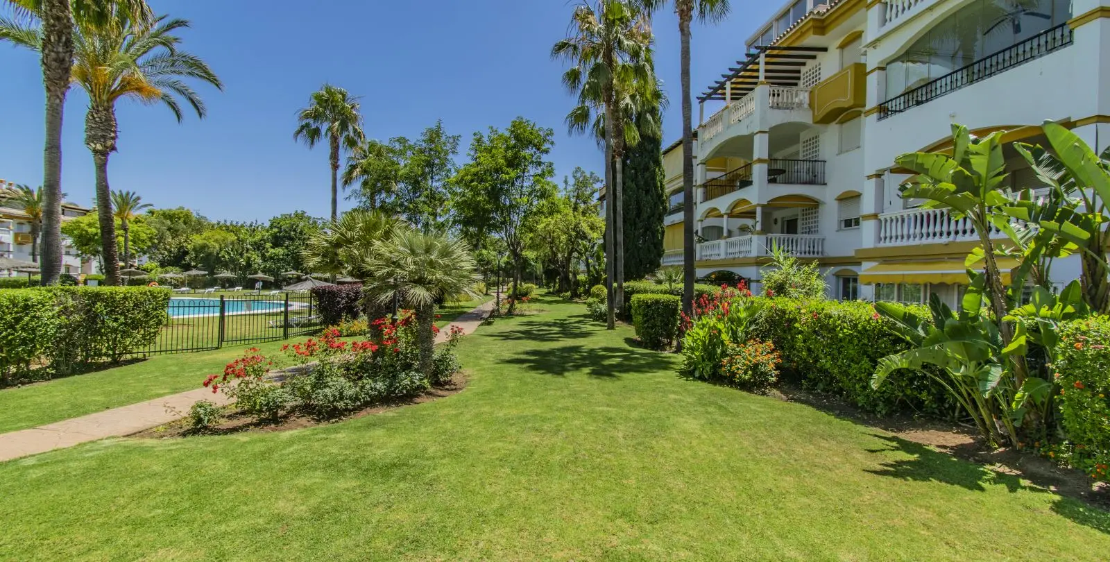 Venta de apartamento en planta media en Nueva Andalucía 1