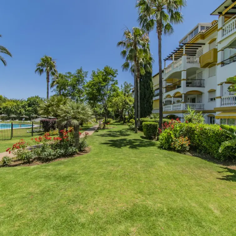 Venta de apartamento en planta media en Nueva Andalucía