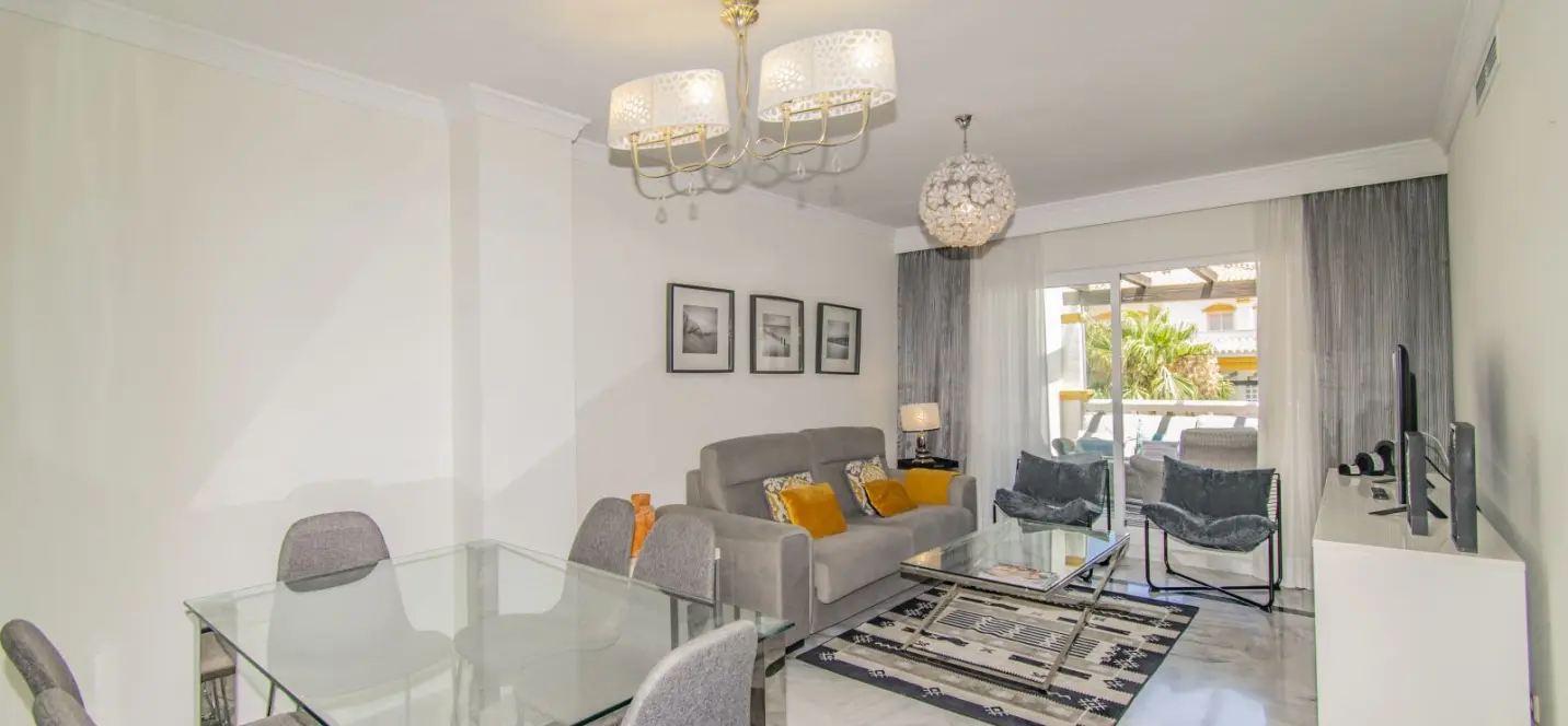 Venta de apartamento en planta media en Nueva Andalucía 2