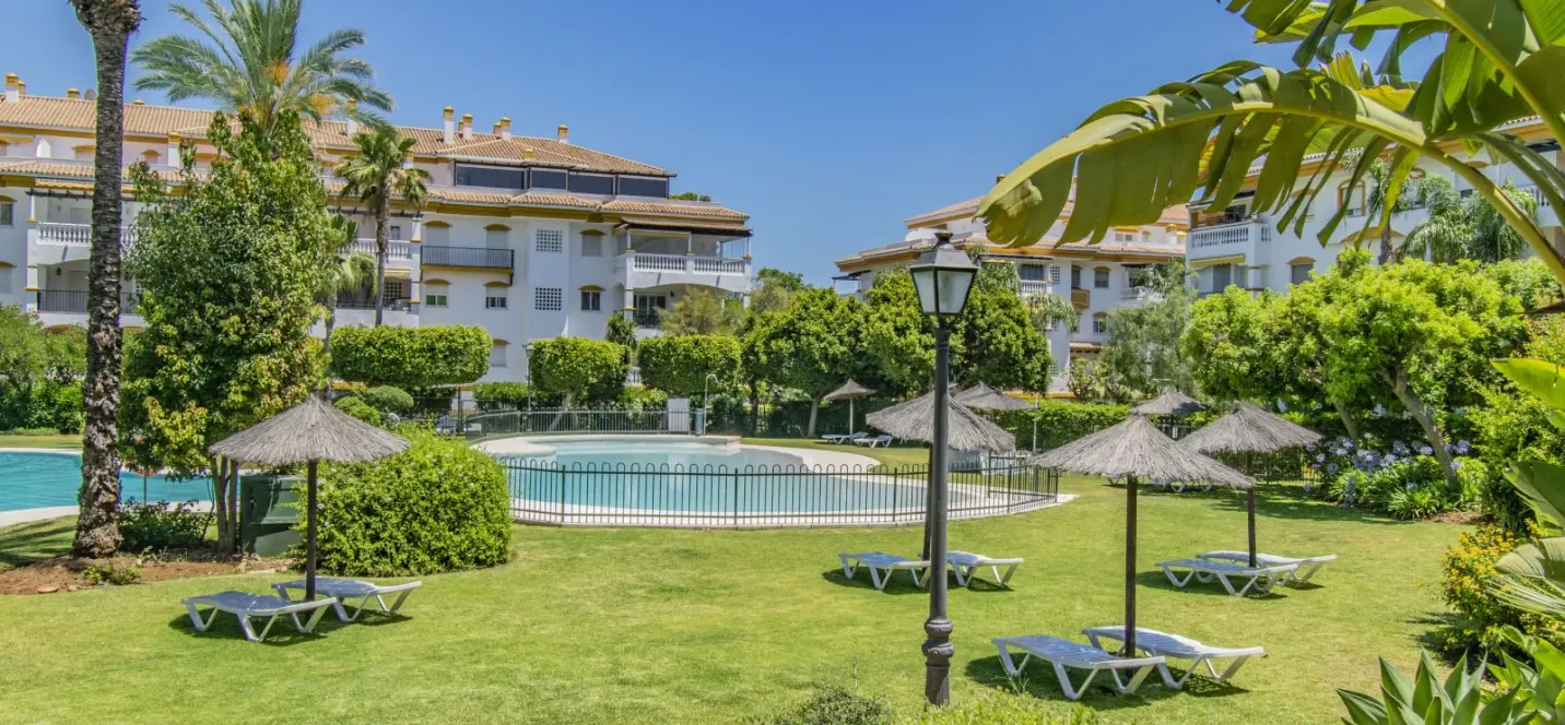 Venta de apartamento en planta media en Nueva Andalucía 3