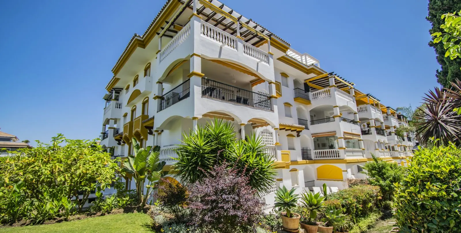 Venta de apartamento en planta media en Nueva Andalucía 6