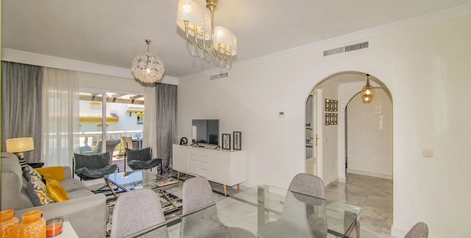 Venta de apartamento en planta media en Nueva Andalucía 10