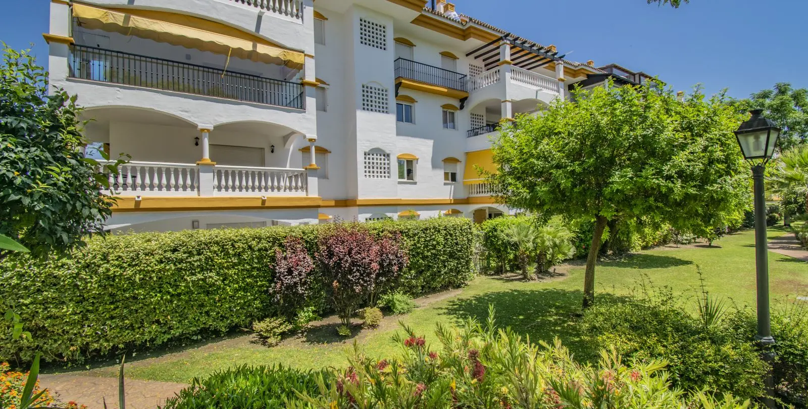 Venta de apartamento en planta media en Nueva Andalucía 17