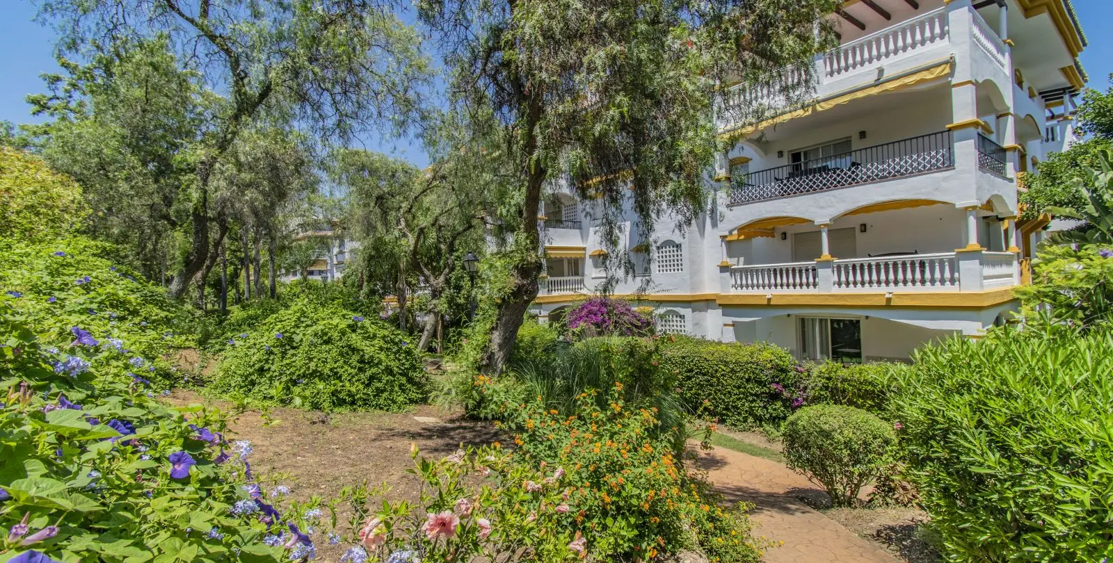 Venta de apartamento en planta media en Nueva Andalucía 19