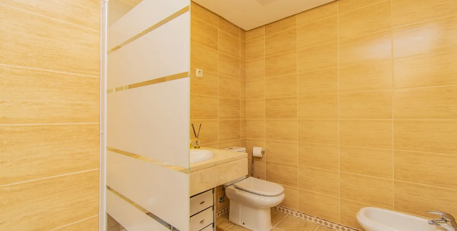 Venta de apartamento en planta media en Nueva Andalucía 21