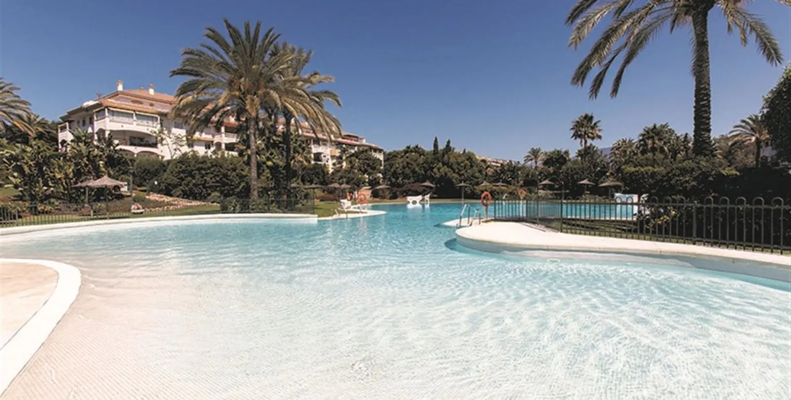 Venta de apartamento en planta media en Nueva Andalucía 23