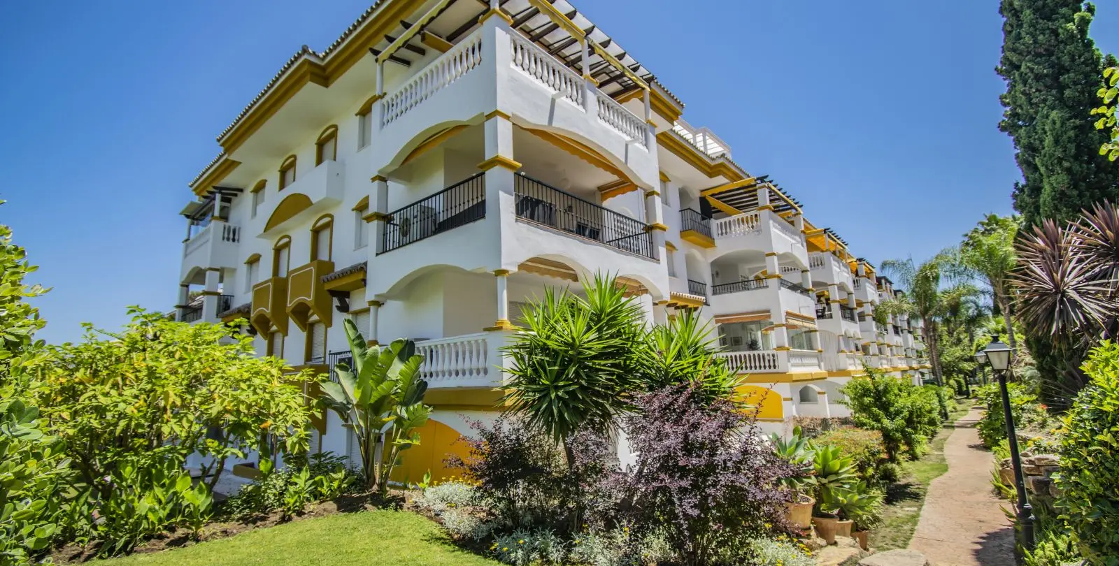 Venta de apartamento en planta media en Nueva Andalucía 27