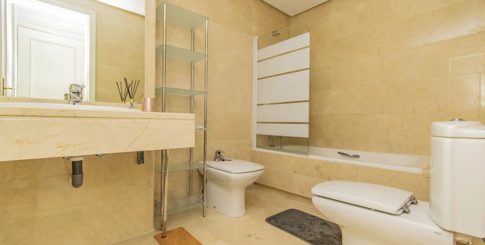 Venta de apartamento en planta media en Nueva Andalucía 29