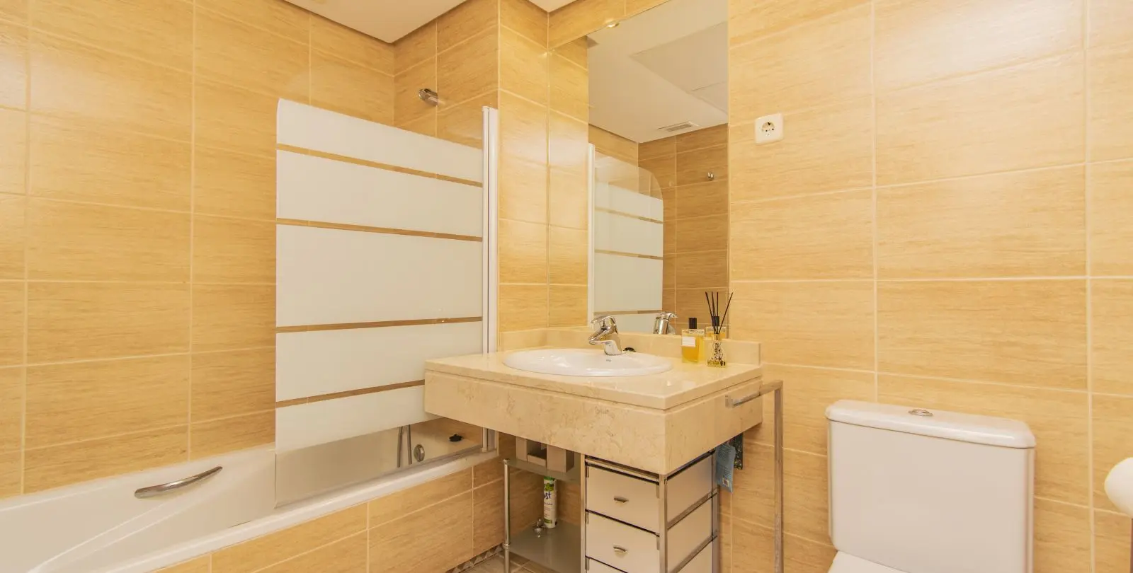 Venta de apartamento en planta media en Nueva Andalucía 30