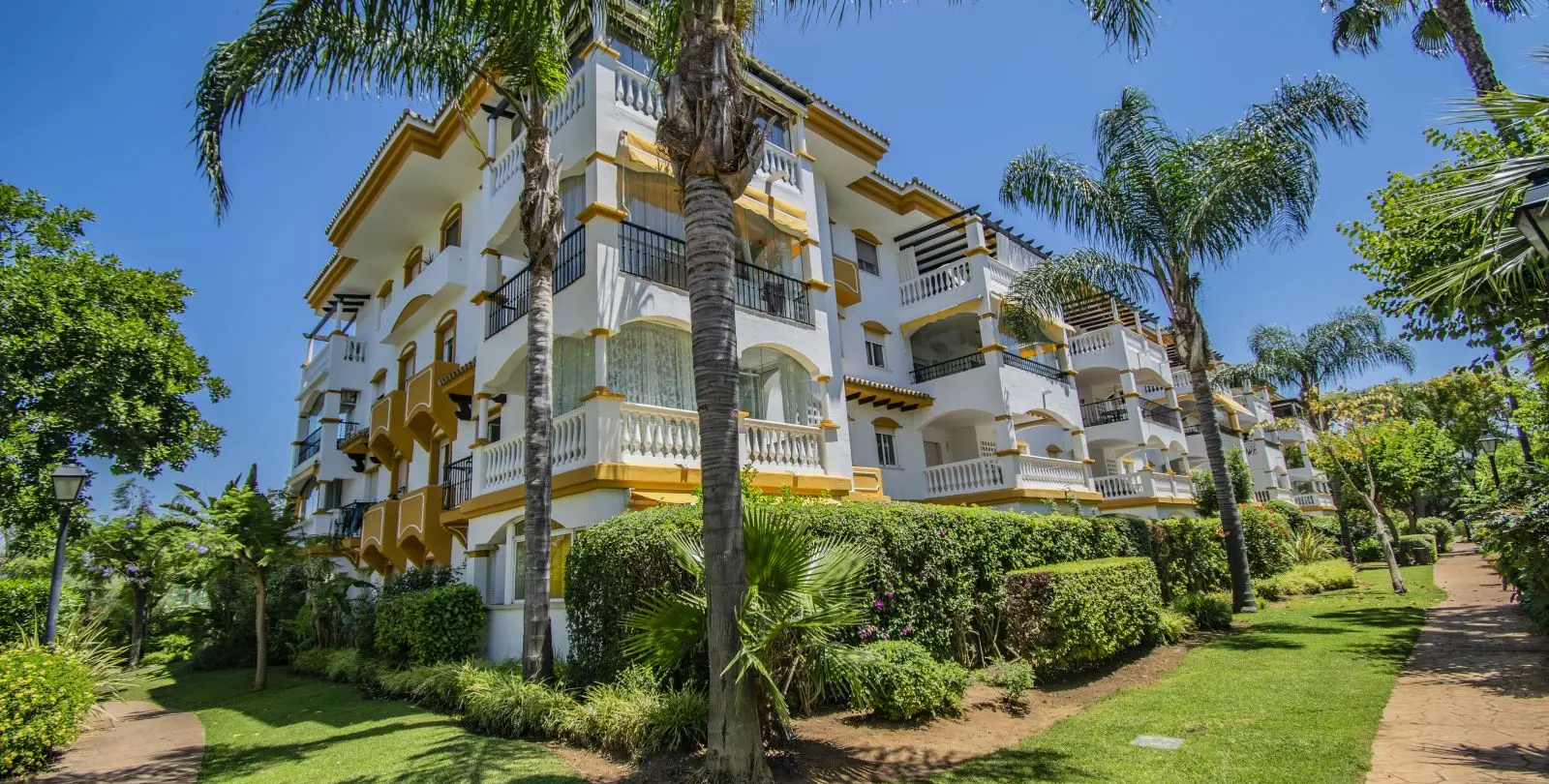 Venta de apartamento en planta media en Nueva Andalucía 34