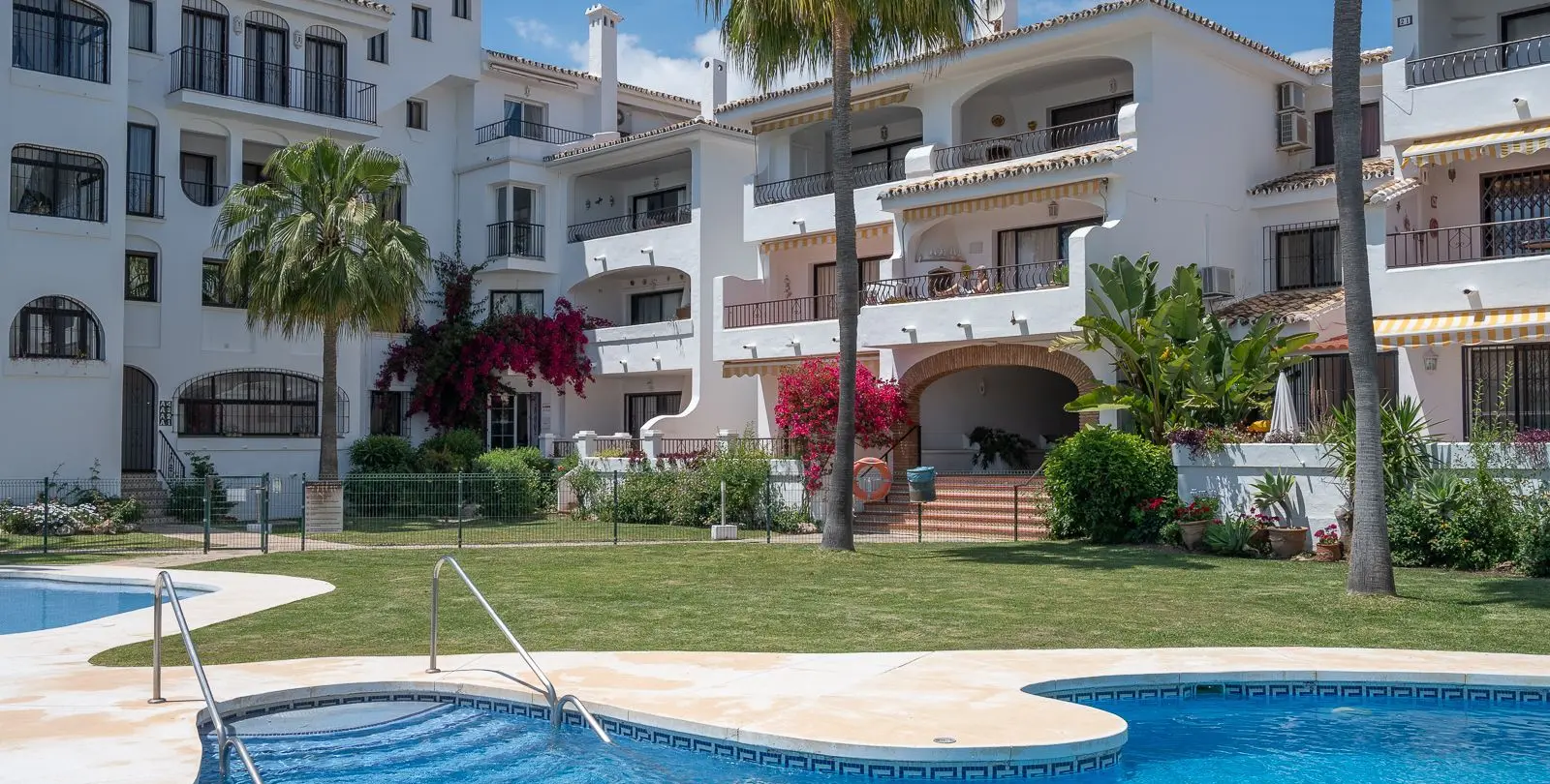 Sale of ground floor apartment in Calahonda 10