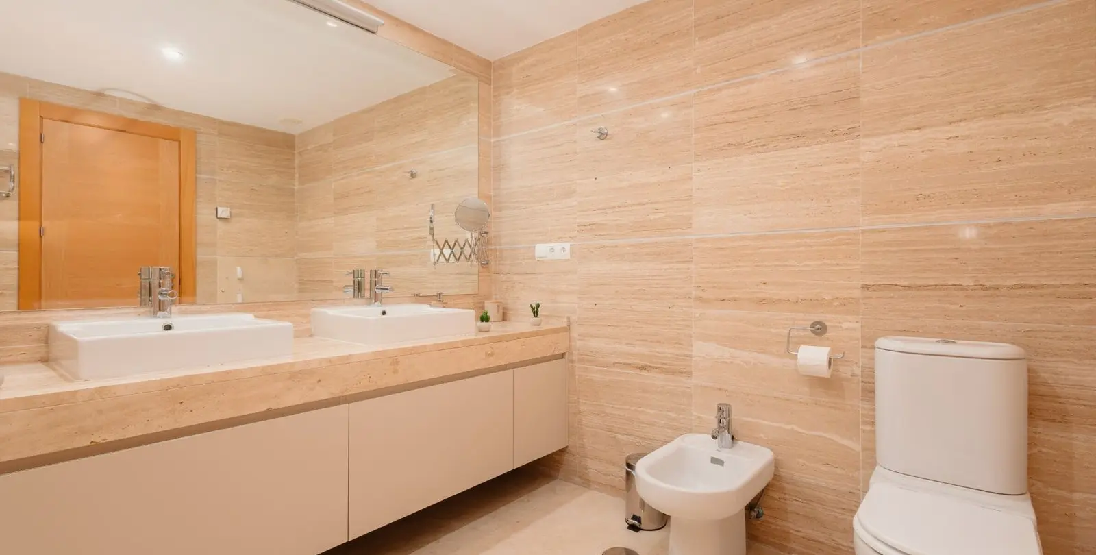 Sale of ground floor apartment in Benahavís 15