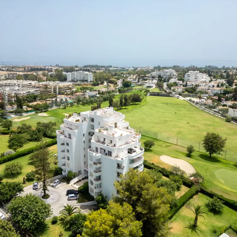 Продажа апартаментов на среднем этаже в Guadalmina Alta