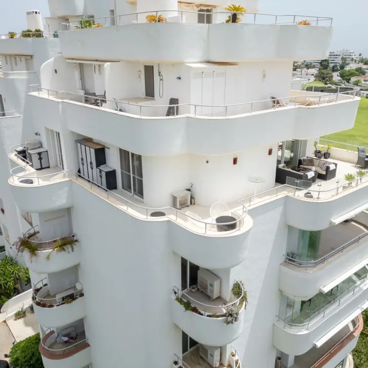 Продажа апартаментов на среднем этаже в Guadalmina Alta