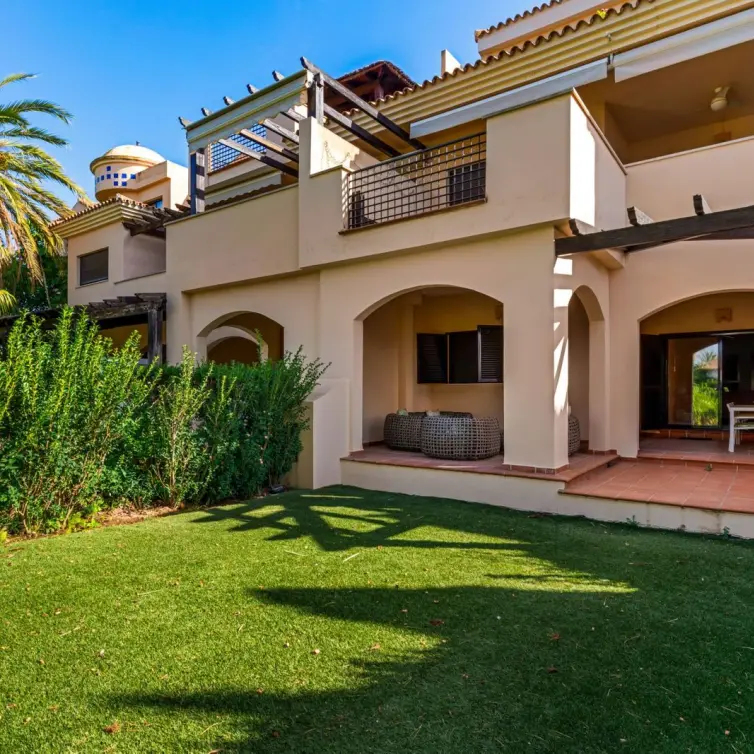 Venta de apartamento en planta baja en Puerto Banús