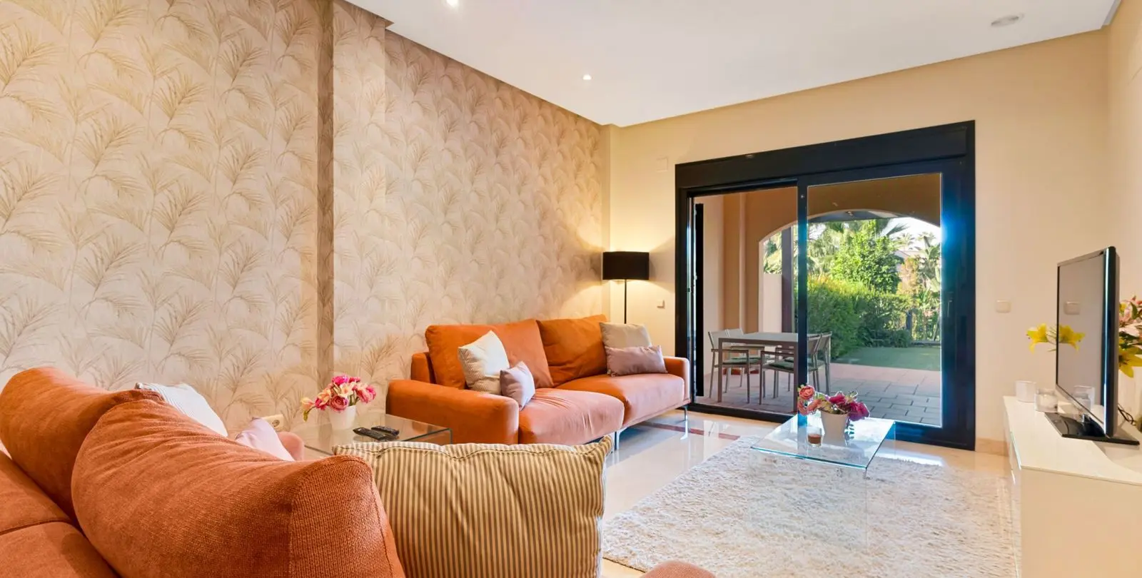 Venta de apartamento en planta baja en Puerto Banús 2