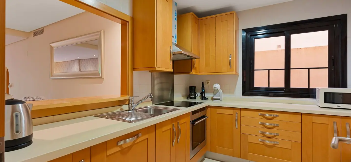 Venta de apartamento en planta baja en Puerto Banús 2