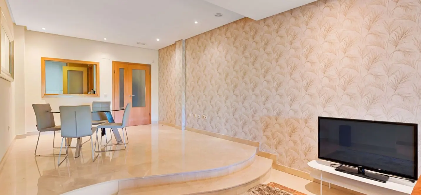 Venta de apartamento en planta baja en Puerto Banús 4
