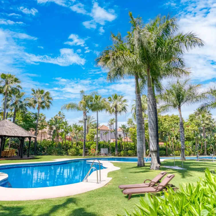 Venta de apartamento en planta baja en Puerto Banús