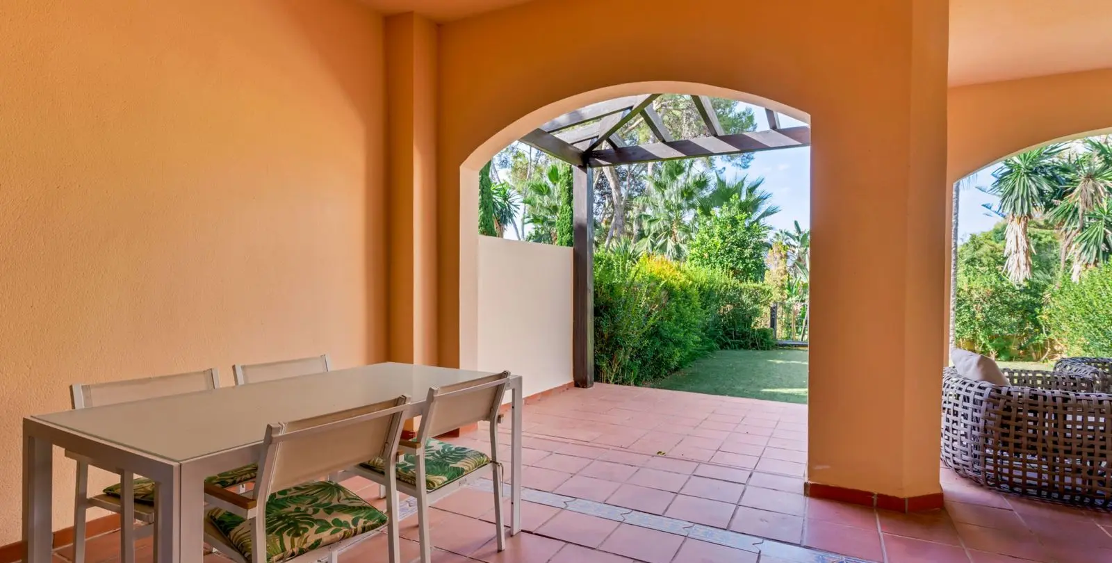 Venta de apartamento en planta baja en Puerto Banús 7