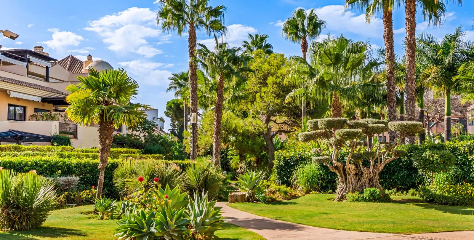 Venta de apartamento en planta baja en Puerto Banús 10