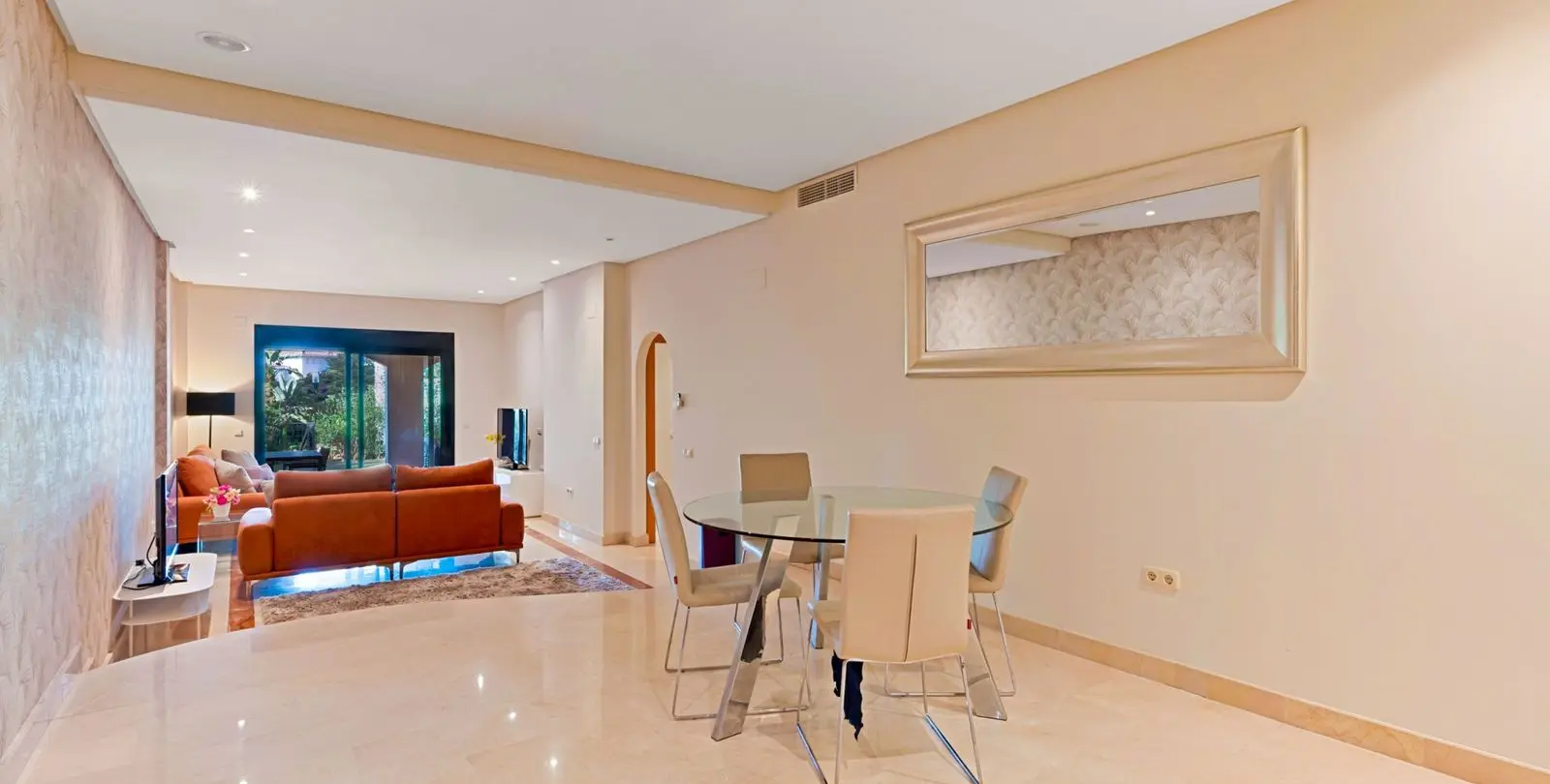 Venta de apartamento en planta baja en Puerto Banús 11