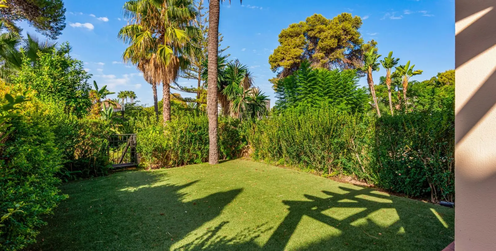 Venta de apartamento en planta baja en Puerto Banús 12