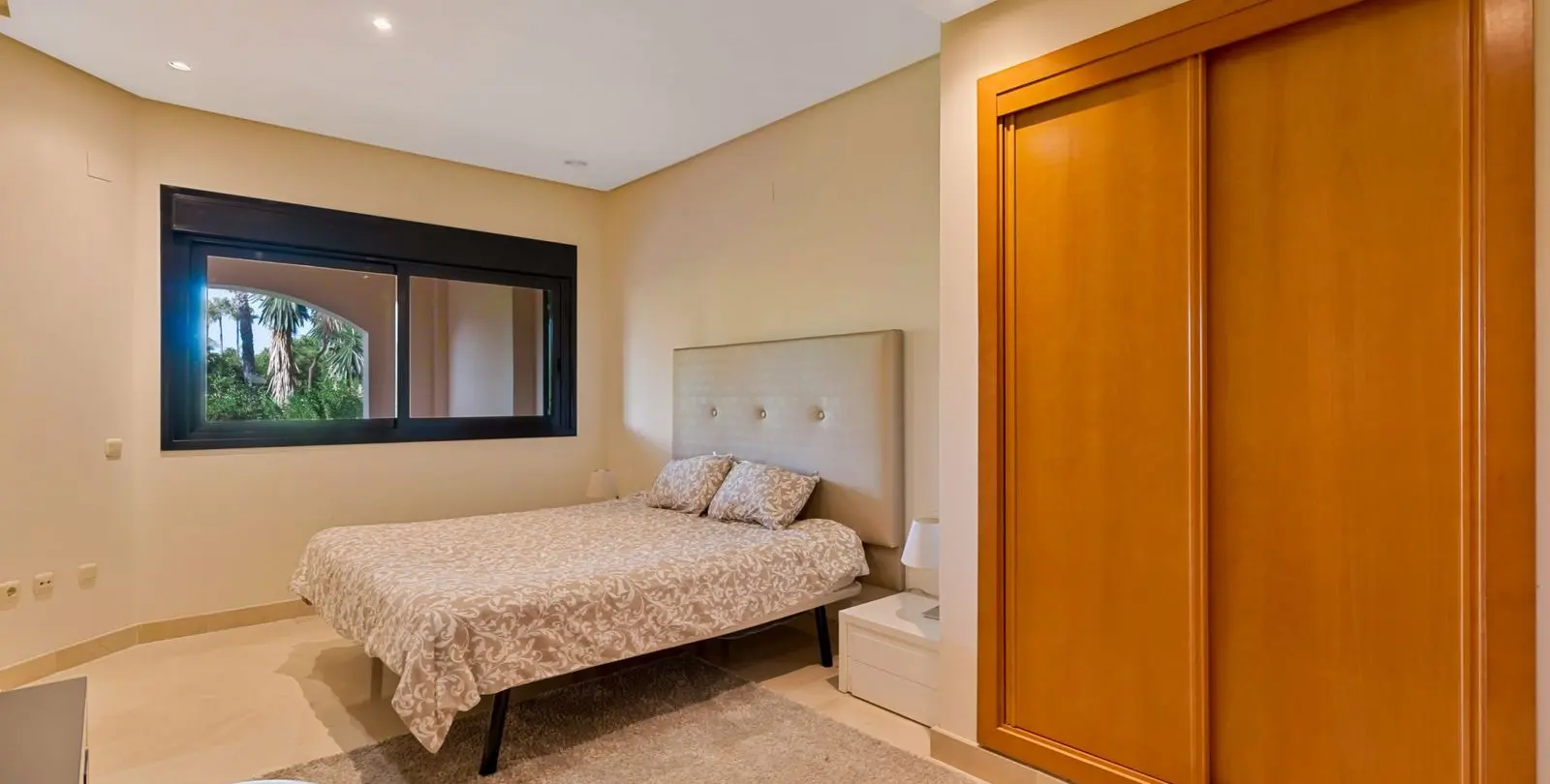 Venta de apartamento en planta baja en Puerto Banús 15